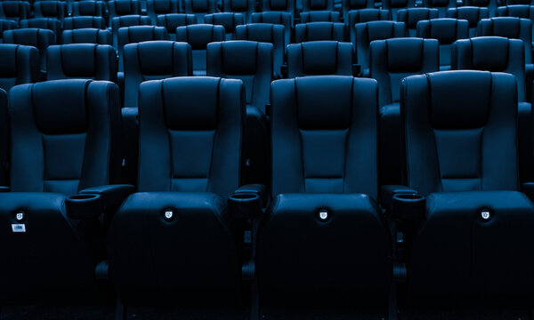 Cinema e multisala con poltrone blu