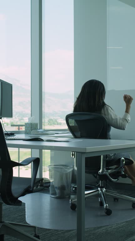 Ambiente di lavoro moderno, luminoso e ordinato